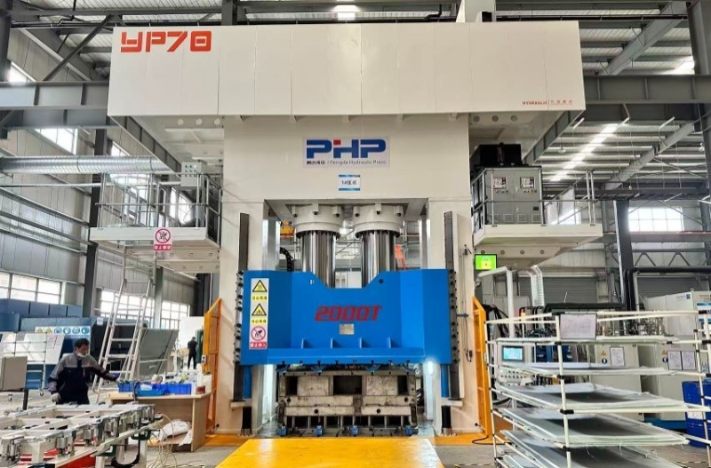 W jaki sposób hydrauliczna prasa formierska poprawia wydajność produkcji?